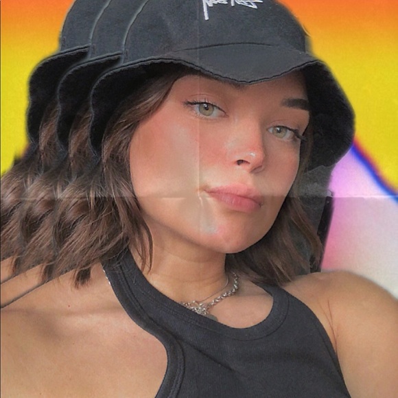 Meet your Posher, Camille-audrey - Picture 1 of 1